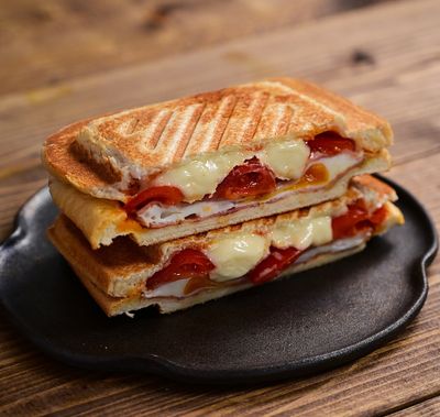 Beyaz Peynirli Domatesli Tost