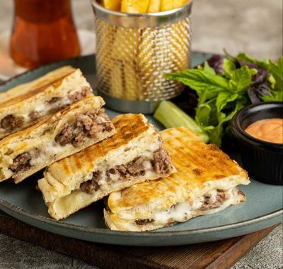 Kavurmalı Kaşarlı Tost