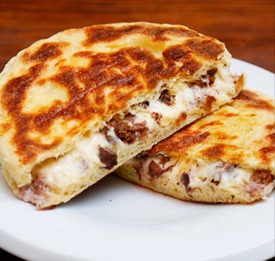 Bazlama Ekmeğine Kavurmalı Kaşarlı Tost