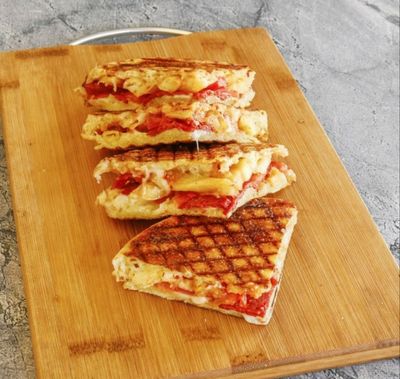 Bazlama Ekmeğine Kaşarlı Sucuklu Tost