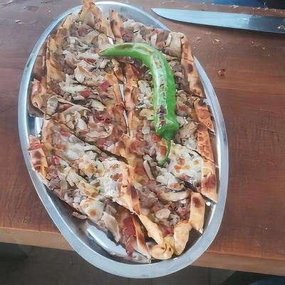 Kuşbaşılı Kaşarlı Mantarlı Pide