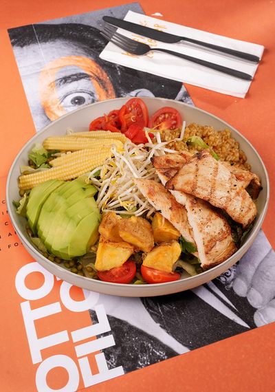 Tavuklu Avokado Kase