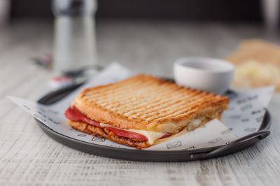 Sucuklu Salamlı Kaşarlı Tost