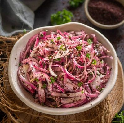 Sumaklı Soğan Salatası