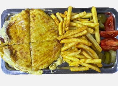 Kavurmalı Kaşarlı Mini Bazlama Tost