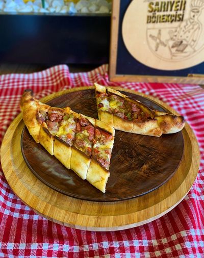 Kuşbaşılı Kaşarlı Pide