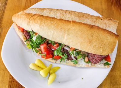 Tam Ekmek Arası Kaşarlı Köfte