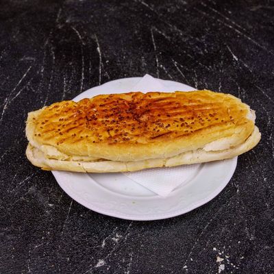 Tam Bakkal Ekmek Arası Kavurmalı Kaşarlı Tost