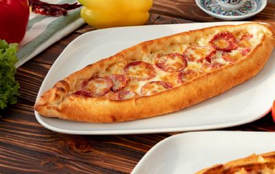 Kaşarlı Sucuklu Pide