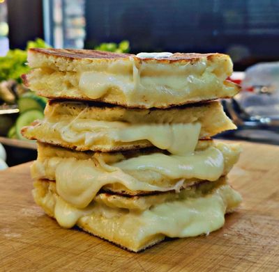 Sade Kaşarlı Bazlama Tost