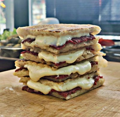 Sucuklu Kaşarlı Bazlama Tost