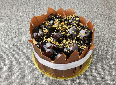 Profiterollü Yaş Pasta (Orta Boy)