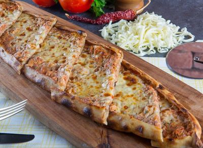 Kıymalı Kaşarlı Pide