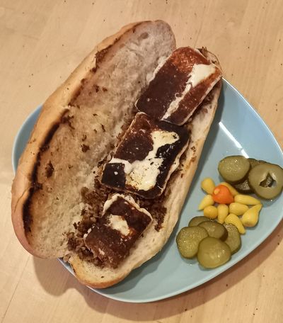 Yarım Ekmek Arası Kızarmış Kaşarlı Kuzu Kokoreç