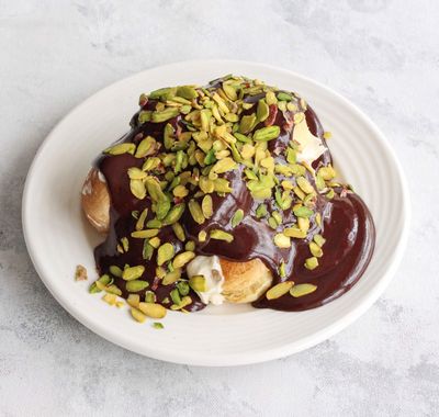 Çikolata Soslu & Antep Fıstıklı Profiterol (750 gr.)