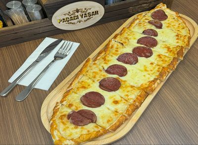 Kaşarlı Sucuklu Pide