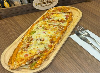 Kuşbaşılı Kaşarlı Pide