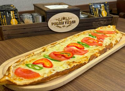 Kaşarlı Sebzeli Pide