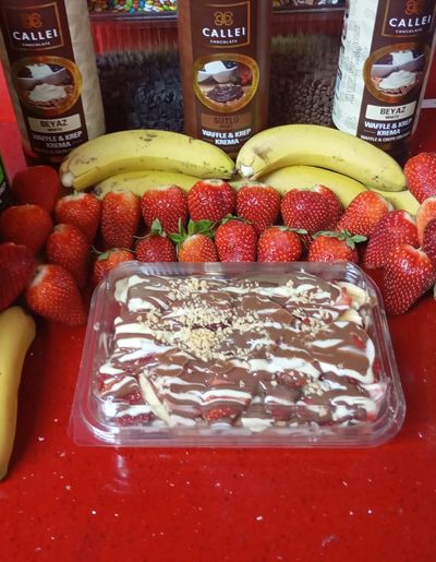 Çilekli Fındıklı Waffle