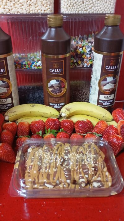 Çikolata Soslu Karamel Soslu Muzlu Fındıklı Waffle