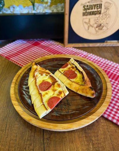 Sucuklu Kaşarlı Pide