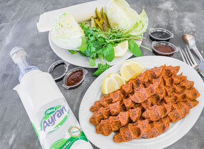 Mini Boy 250gr Çiğ Köfte Yeşillik Tabağı 2 Adet Lavaş 1 Acı Sos 1 Nar Ekşi + Büyük Ayran