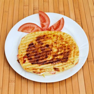 Bazlama Kavurmalı Kaşarlı Tost