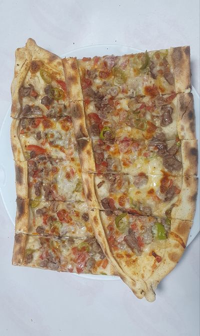 Kuşbaşılı Kaşarlı Pide