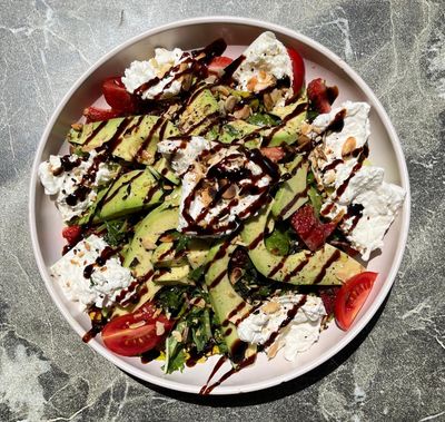 Çilek Avokado Burrata Salata