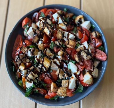 Domatesli Mozzarella Salata