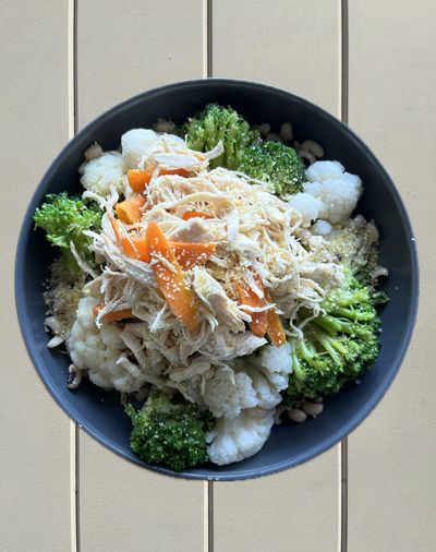 Haşlanmış Tavuklu Börülce Salata