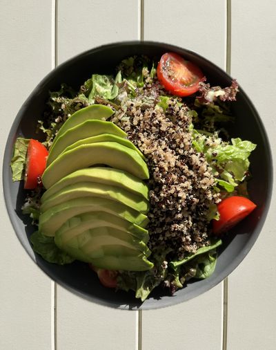 Avokadolu Kinoa Salatası