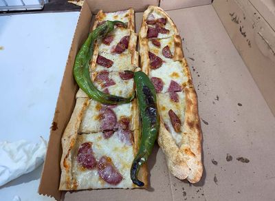 Kaşarlı Sucuklu Pide