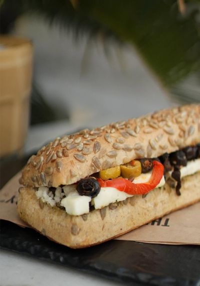 Ay Çekirdekli Beyaz Peynirli Sandviç