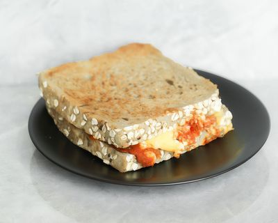 Tahıllı 3 Peynirli Sandviç