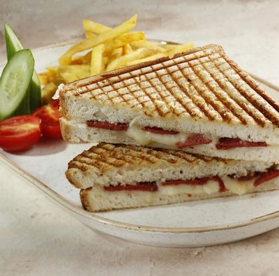 Sucuklu Kaşarlı Tost
