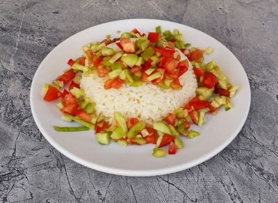 Köri Soslu Tavuklu & Salatalı Pilav