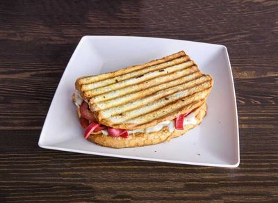 Ayvalık Ekmeğine Cheddarlı Karışık Tost