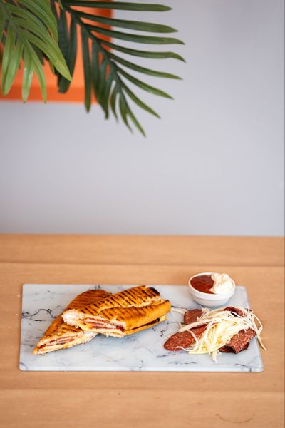 Çeyrek Ekmek Arası Sucuklu Tost