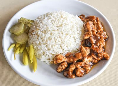 Pilav Üstü Acı Soslu Tavuk