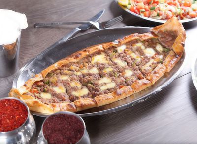 Kıymalı Kaşarlı Pide