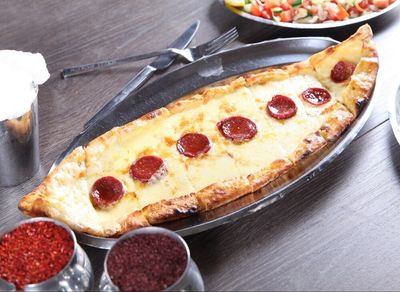 Kaşarlı Sucuklu Pide