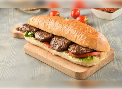 Yarım Ekmek Arası Izgara Köfte