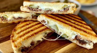 Yarım Ekmek Arası Kavurmalı Kaşarlı Tost