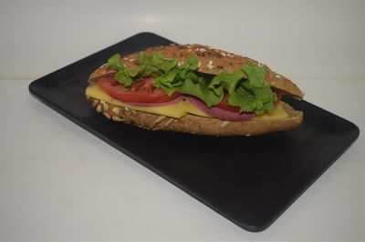 Tahıllı Kaşarlı Salamlı Sandviç
