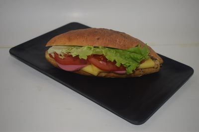 Sebzeli Kaşar Salamlı Soğuk Sandviç