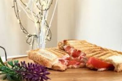 Beyaz Peynirli Domatesli Tost