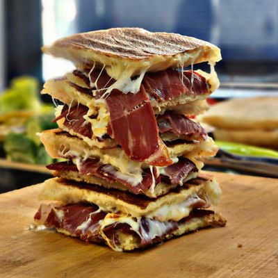 Sucuklu Pastırmalı Tost