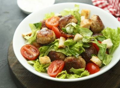 Izgara Köfteli Salata