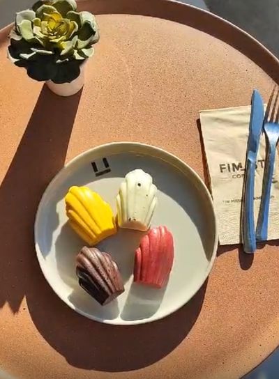 Vegan Bayaz Çikolata & Antep Fıstıklı Madeleine